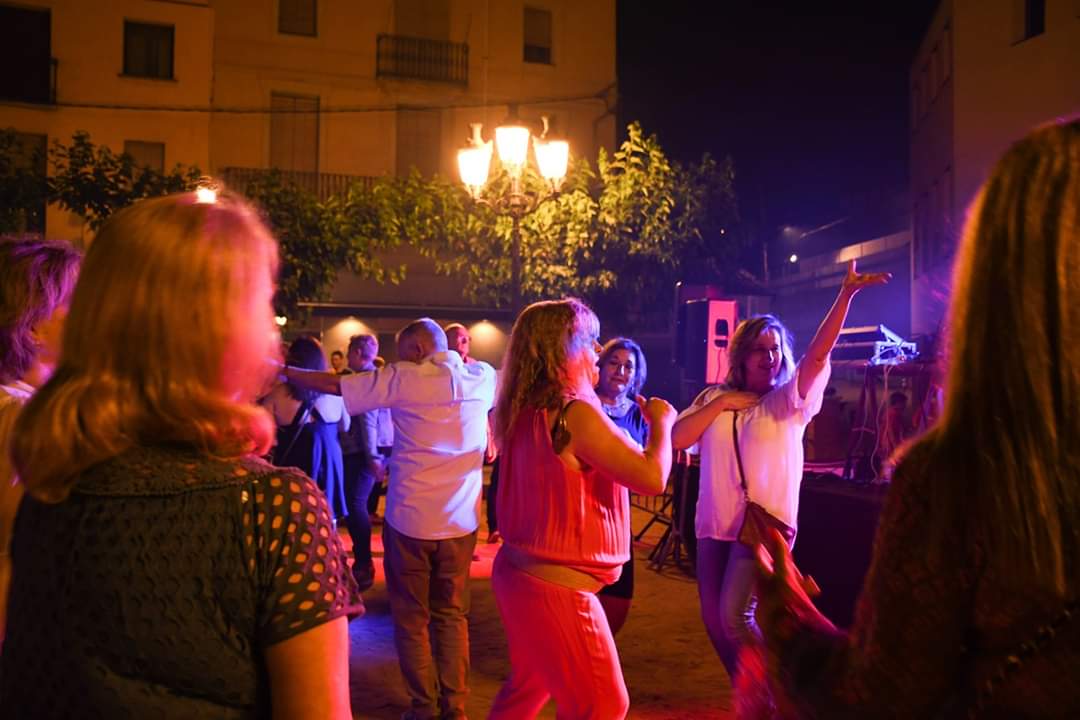 AteneuSfc's tweet photo. Ahir va ser una nit màgica! Gràcies a tots els que vau venir, ens ho vam passar genial!!! 🔥🎆💥🎶🤗

Podreu trobar més imatges al nostre Facebook!💜
#ateneusfc #santjoan #festessfc #santfeliudecodines #sfc #sfc182 #codigram #codines #santfeliudecodines https://t.co/d2B5Hqlxu0