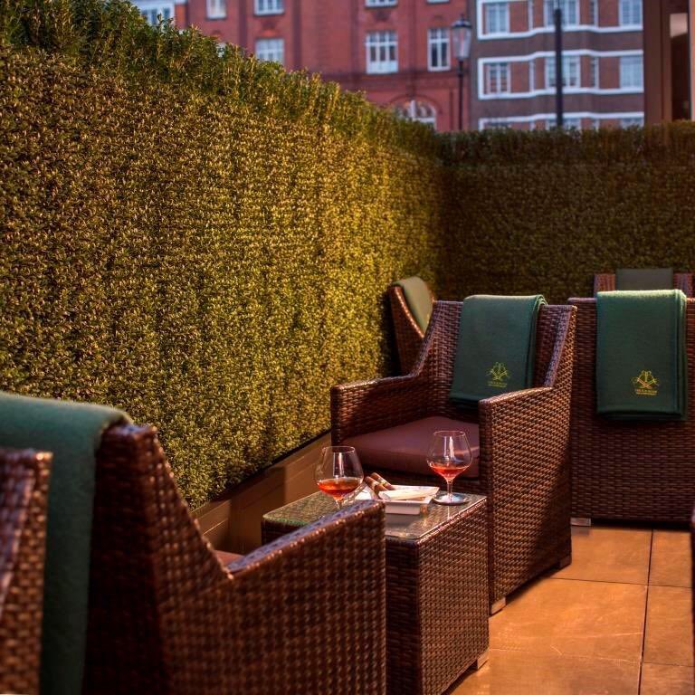 It’s definitely al fresco cocktail weather! Pop by for a refreshing drink and complimentary canapés from 6pm #happymonday