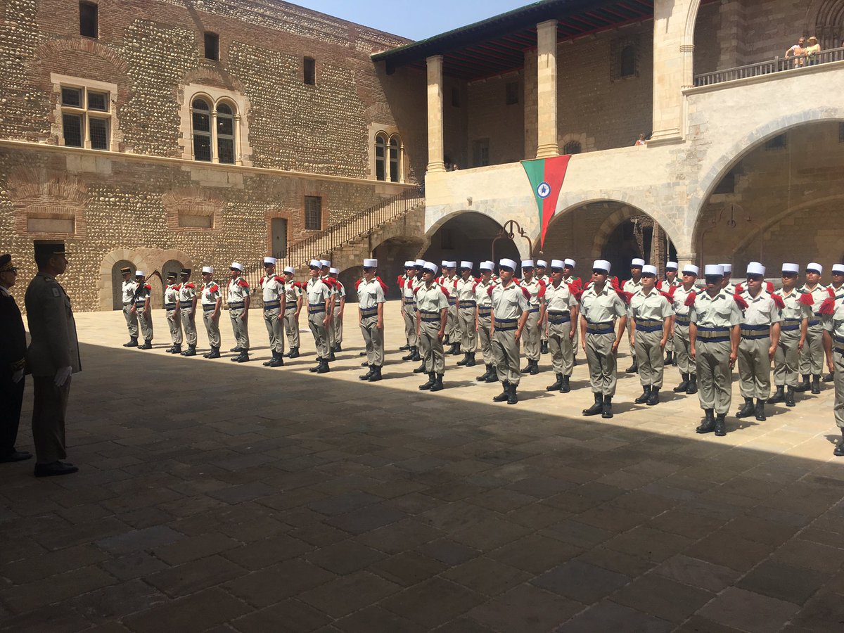 Au Palais des Rois de Majorque à Perpignan, cet après-midi, pour la cérémonie de remise des képis blancs aux 40 nouveaux légionnaires de la 2ème Section, de la 2ème Compagnie, du 4ème Régiment Étranger de #Castelnaudary.
#HonneurEtFidélité
#LegioPatriaNostra