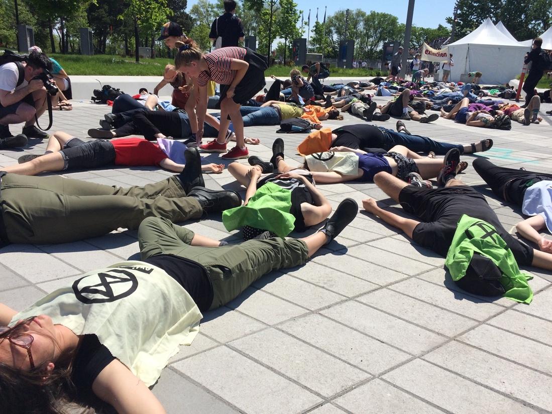 GaiaPresse's tweet photo. Selon Extinction Rebellion Québec, «on est en train de se suicider de manière collective». Au QC depuis janvier 2019, le mouvement international mise sur la désobéissance civile pour sensibiliser la population à l' #urgenceclimatique @XR_Quebec 
https://t.co/rAhKBBj2fb https://t.co/87OEDmzVZt