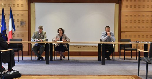 inhesj's tweet photo. 🔚 Clôture de la #sessioncyber vendredi avec des interventions de Guillaume Poupard, DG de l'@ANSSI, et des directeurs de l'INHESJ et de l'@IHEDN, Hélène Cazaux-Charles et le général Patrick Destremau.
Les 40 auditeurs ont ensuite reçu leurs diplômes 👏 https://t.co/G790jRr6XG