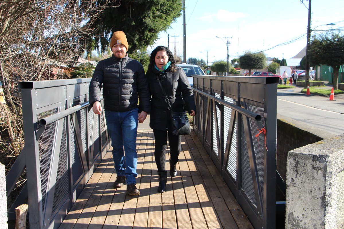 MunideCunco's tweet photo. Ya están #instaladas las pasarelas en Avenida Santa María, sobre el estero Cunco, Proyecto contemplado en la #ReposiciónPasarelasPeatonales, para la ciudad.
#CuncoUnaMejorCiudad

Más Info....
https://t.co/313IKsxhew https://t.co/Zn6viCmrVm