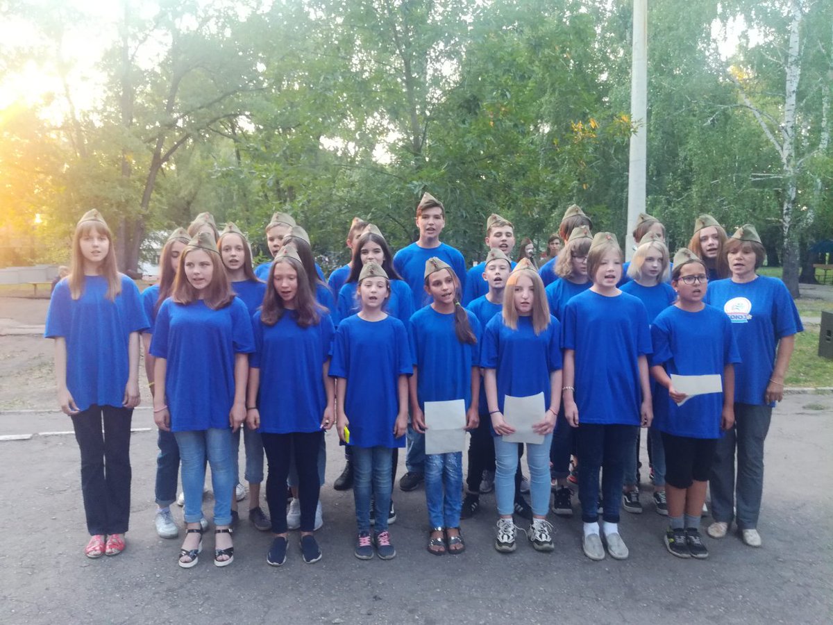 22 июня в Центре "Союз" был проведён День памяти и скорби. Ребята написали письма благодарных потомков и почтили память павших минутой молчания. Вечером над Союзом звучали песни военных лет.