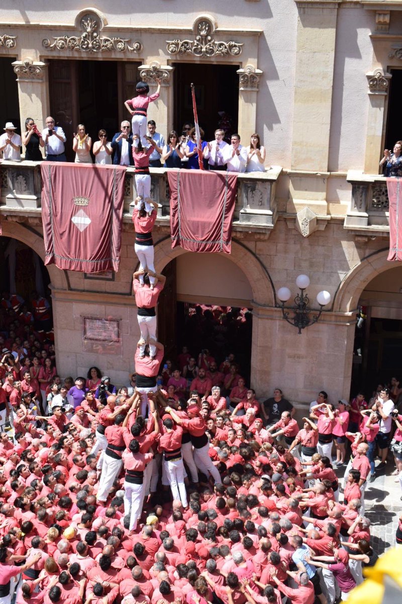 Fantastic performance this afternoon in Valls, with three 9-level #HumanTowers and a pillar of 7. The 2019 season has now oficially started!
#castellers #ADNCollavella