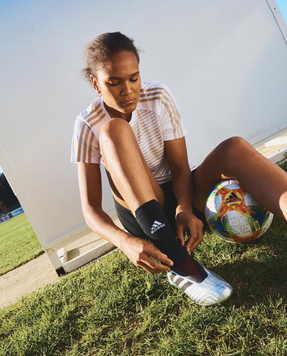 Bravo à l’équipe de France féminine de football 🇫🇷 pour sa qualification en 1/4 finale de la Coupe du Monde 👏
~ WENDIE RENARD ~ #adidas #football  #wendierenard #hvhproductions #fff