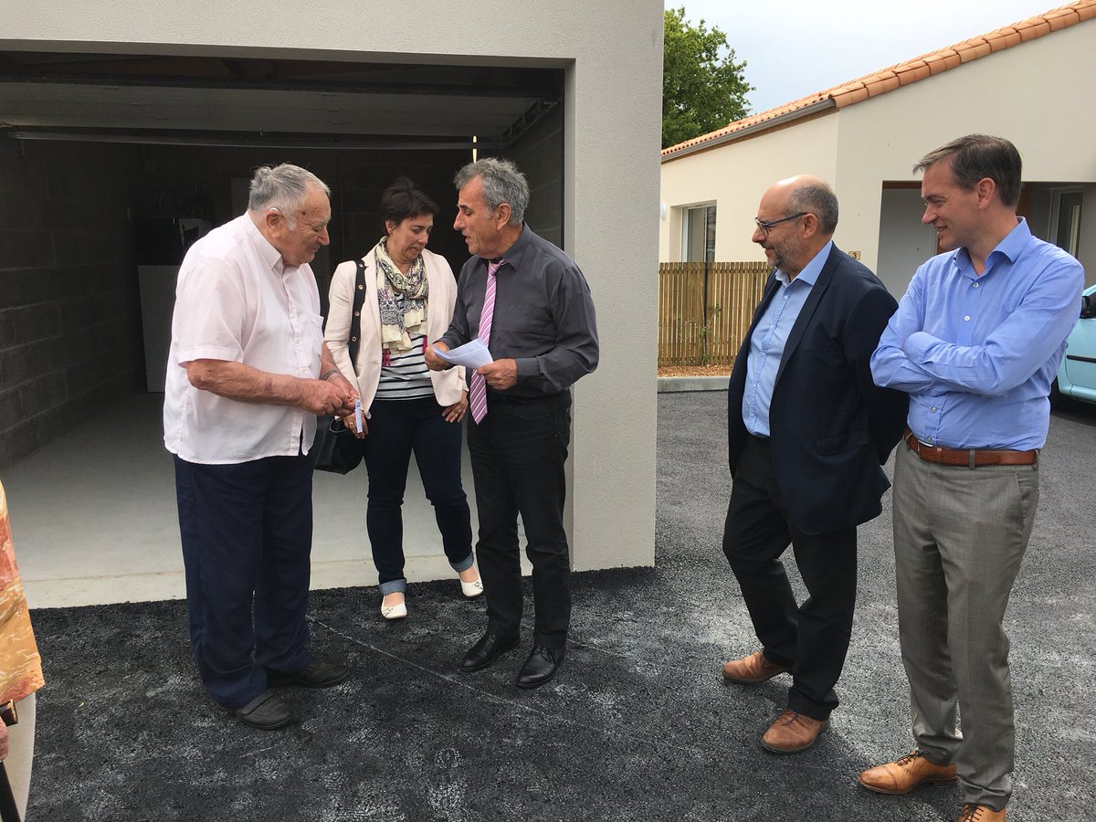 VendeeHabitat's tweet photo. Anticiper les évolutions démographiques c’est prévoir des logements adaptés, confortables pour les personnes vieillissantes
Les 6 #logements livrés en cœur de bourg à @staubinormeaux répondent aux besoins de la population
#partenariat #senior #vendee #BienVieillir #logementsocial https://t.co/pZZO9SOXMS