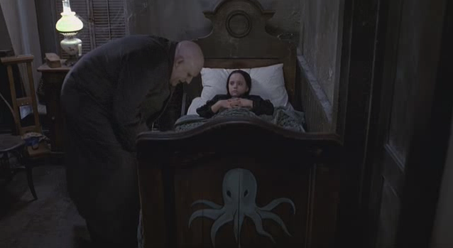 Dada 欧米では 悪魔の使い と忌み嫌われている蛸ですが 初代アダムスファミリーにも登場し70年代のアニメ版では Ochoという名でペットとして登場 ウェンズデーのベッドはその名残でしょうか