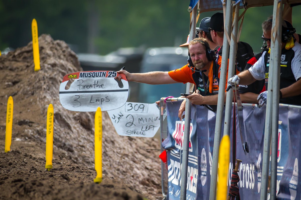 ProMotocross's tweet photo. Some pit board #motivation this Monday! | #FloridaMX @wwmotox (Photo - Kardas) https://t.co/dDxJv8OvV9