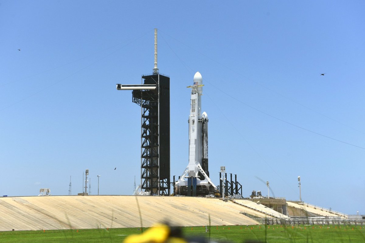 marcuscotephoto's tweet image. #FalconHeavy stands tall at LC-39a this afternoon ahead of tonight's 11:30pm-3:30am launch window. (@marcuscotephoto /Space Coast Times) #STP2 #SpaceX