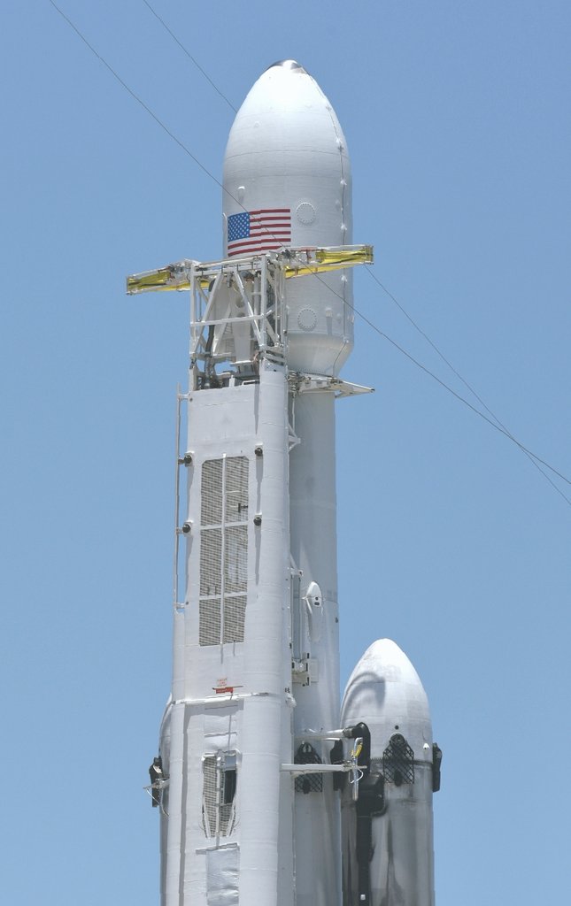 marcuscotephoto's tweet image. #FalconHeavy stands tall at LC-39a this afternoon ahead of tonight's 11:30pm-3:30am launch window. (@marcuscotephoto /Space Coast Times) #STP2 #SpaceX
