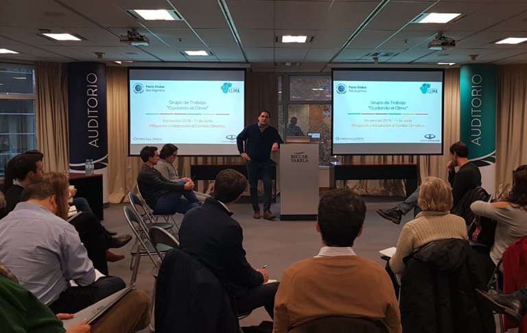 adeeraok's tweet photo. ADEERA estuvo presente en un nuevo encuentro del grupo #CuidandoElClima del @pactoglobalARG para analizar junto con especialistas de @AmbienteNacion la huella y el precio del carbono https://t.co/ly4s99yEIo https://t.co/RL4EBrclU8