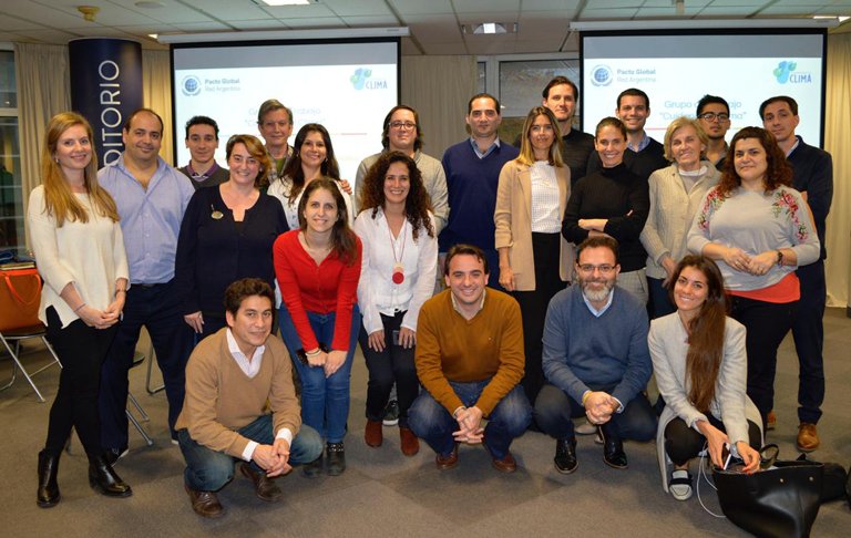 adeeraok's tweet photo. ADEERA estuvo presente en un nuevo encuentro del grupo #CuidandoElClima del @pactoglobalARG para analizar junto con especialistas de @AmbienteNacion la huella y el precio del carbono https://t.co/ly4s99yEIo https://t.co/RL4EBrclU8