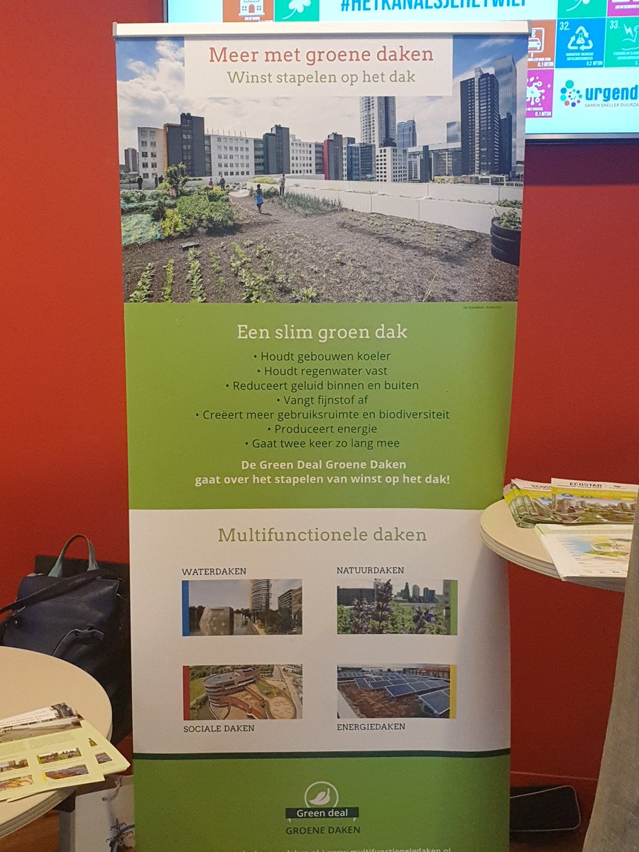 Meer #groenedaken stelt <a href="/Henkenhaf/">Jan Henk Tigelaar</a> van @RooftopNL, dit levert meer #biodiversiteit, #waterberging op en vermindering #CO2 uitstoot ... 1 van de punten uit 't #40puntenplan van <a href="/urgenda/">@urgenda.bsky.social</a> ... met op de foto (op de gang) onze <a href="/d_akkers/">DakAkkers</a> #DakAkker ...