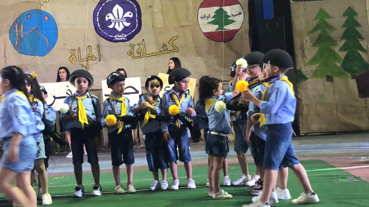 TahaniKobrosli's tweet photo. في لوحة فنية رائعة وتعبيرا عن حبهم لوطنهم قدم كشافة الروضة الثالثة مشهد تمثيلي تحت عنوان "حبي لوطني"
#KG3_graduation
#بقيمنا_نرتقي
@FThaalby
@DawhaHighSchool https://t.co/3SqyOfEN1k
