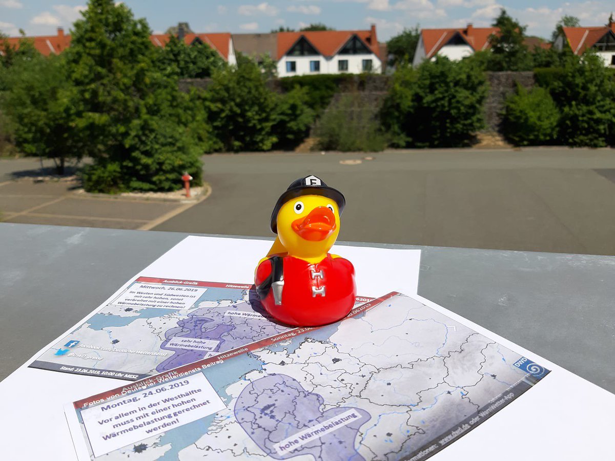 Fw_Kaarst's tweet photo. Der #Sommer ist da!

Denkt bitte an folgende Punkte:

* Trinkt ausreichend!
* Sucht Euch Schattenplätze!
* Parkt nicht auf Rasenflächen!
* Lasst weder Kinder, noch Tiere im Fahrzeug! #hitzeimauto
* Schaut nochmal nach: #Baderegeln
* Grillt nur auf ausgewiesenen Grillplätzen! https://t.co/yTVQqcCtCt