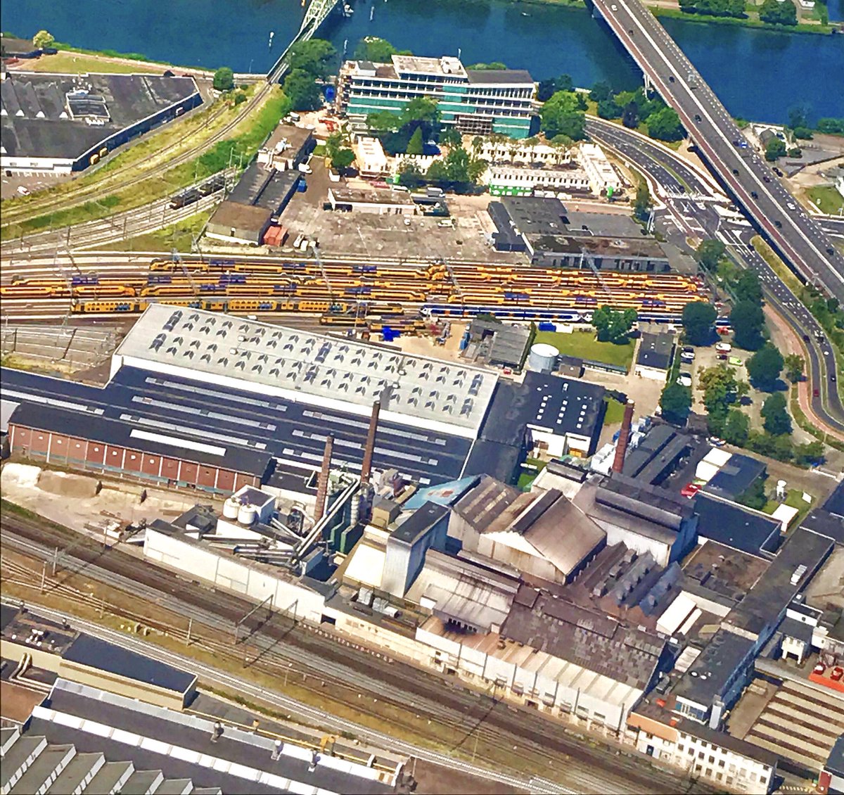 Gisteren NS-treinen gespot vanuit het vliegtuig: net speelgoedtreintjes 😄 (Locatie: Maastricht). <a href="/NS_online/">NS online</a>