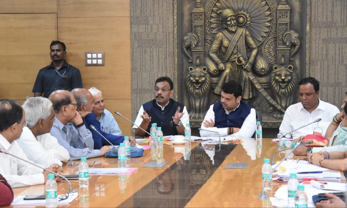 TawdeVinod's tweet photo. मराठी भाषेच्या प्रसारासाठी राज्यातील विविध मराठीप्रेमी संस्थांच्या शिष्टमंडळाने एक प्रस्ताव सादर केला. या प्रस्तावाद्वारे मराठी भाषेच्या संवर्धनासाठीच्या विविध मागण्या शासनाकडे करण्यात आल्या आहेत. या प्रस्तावाबाबत आम्ही सकारात्मक विचार करीत आहोत. https://t.co/Fsl3RAhLzQ