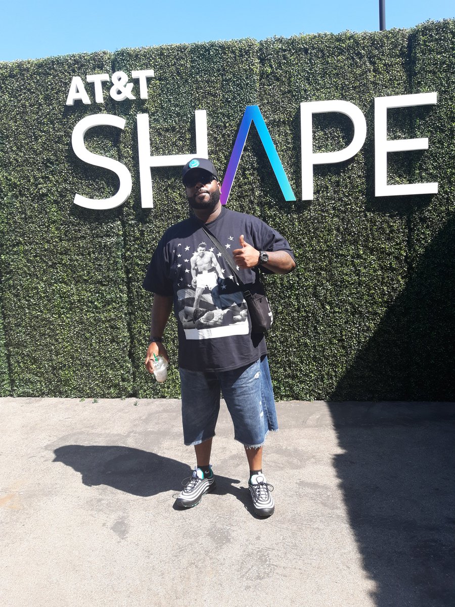 callcenterchamp's tweet photo. Enjoying myself at the shape #lifeatatt #cerritospride https://t.co/8hFC3Y39dQ