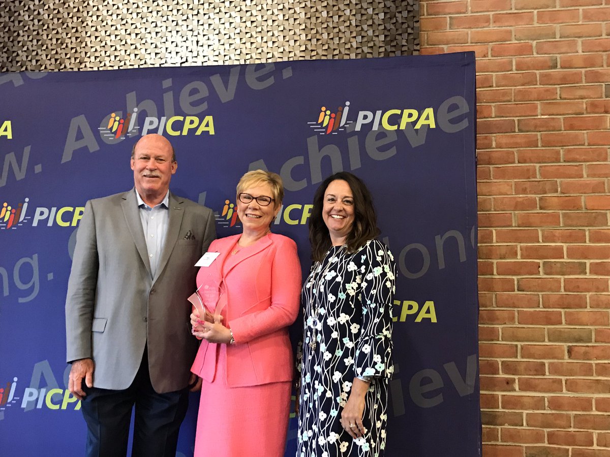 MoRenzi's tweet photo. Looking for more leadership inspiration? Learning and Leadership go hand-in-hand. @PamelaWBaker2 recognized at @PaCPAs Women’s Leadership Conference. Attendees are in the right place https://t.co/Vyq3hRbimo