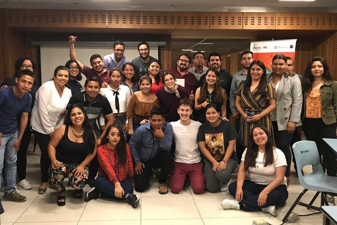 TEC_LA_'s tweet photo. ¡Órale! Llegamos a México 🇲🇽, donde 100 jóvenes profesionales están participando del Laboratorio de #HabilidadesDigitales, aprendiendo a utilizar el #PensamientoComputacional para resolver problemas tanto analógicos como digitales.

#SkillsForTheFuture https://t.co/G8GPyBlhjg