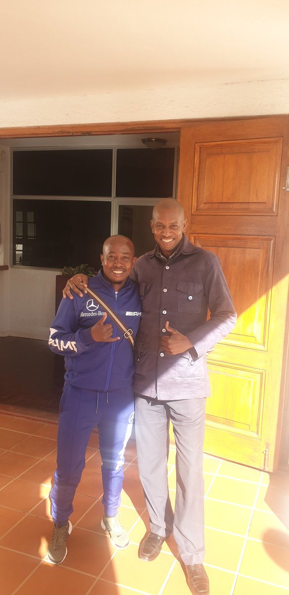 Bennett chenene n mjereza he comes to apply for Visa to go n play for Didier Drogba team in ivory coast gudluck mokgotsi