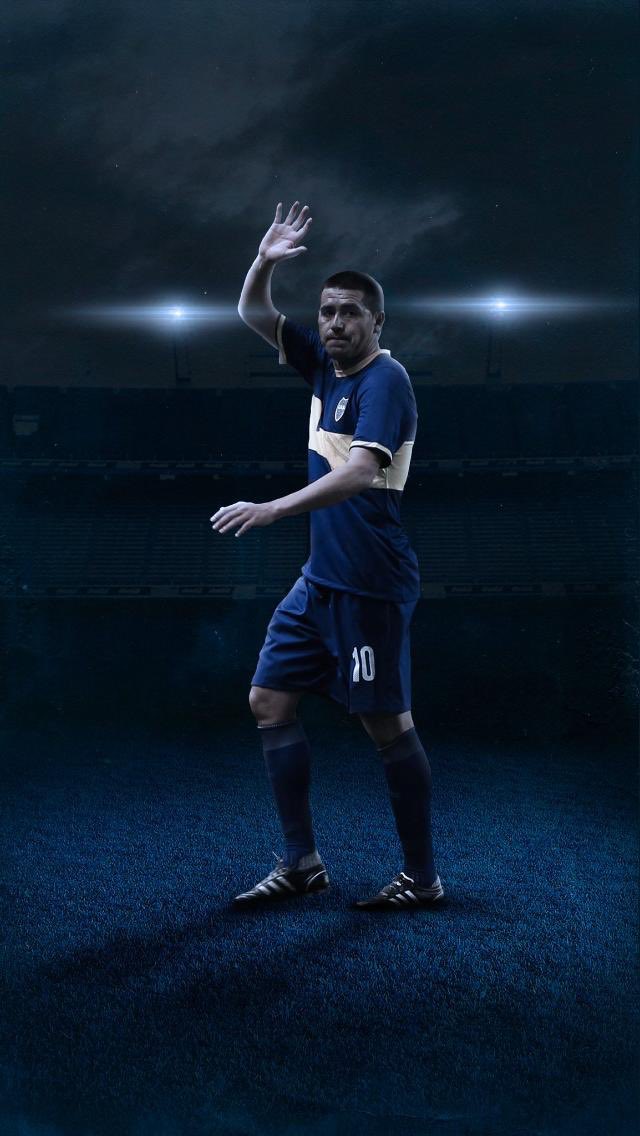 todoazulyoro's tweet photo. Un día como hoy pero hace 41 años nacía el Último Diez del fútbol argentino. Aquél hombre que cada vez que acariciaba a la redonda con su botín derecho ideaba una maniobra que era impredecible para sus rivales. https://t.co/bk0mBav8nO