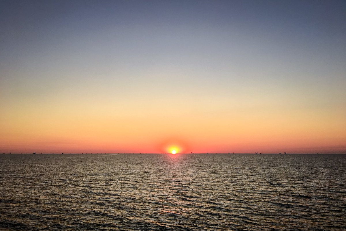 dimeyecorp's tweet photo. Start the week off right with a beautiful sunrise over the ocean. #mondaymotivation #monday #happymonday #offshore #subsea #sunrise #earlybird #ready #goodmorning https://t.co/5YmqQ7FLzn