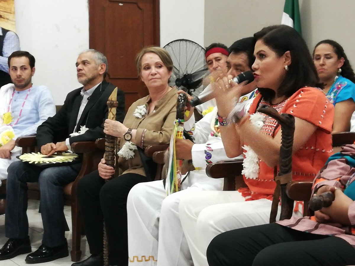 El día de ayer, tuvimos el honor de ser parte de la ceremonia de la entrega del "Bastón de Mando" de los pueblos Indígenas a las actrices <a href="/barrazaadriana/">Adriana barraza</a> y <a href="/VanessaBauche/">Vanessa Bauche</a> 
¡Muchas felicidades!