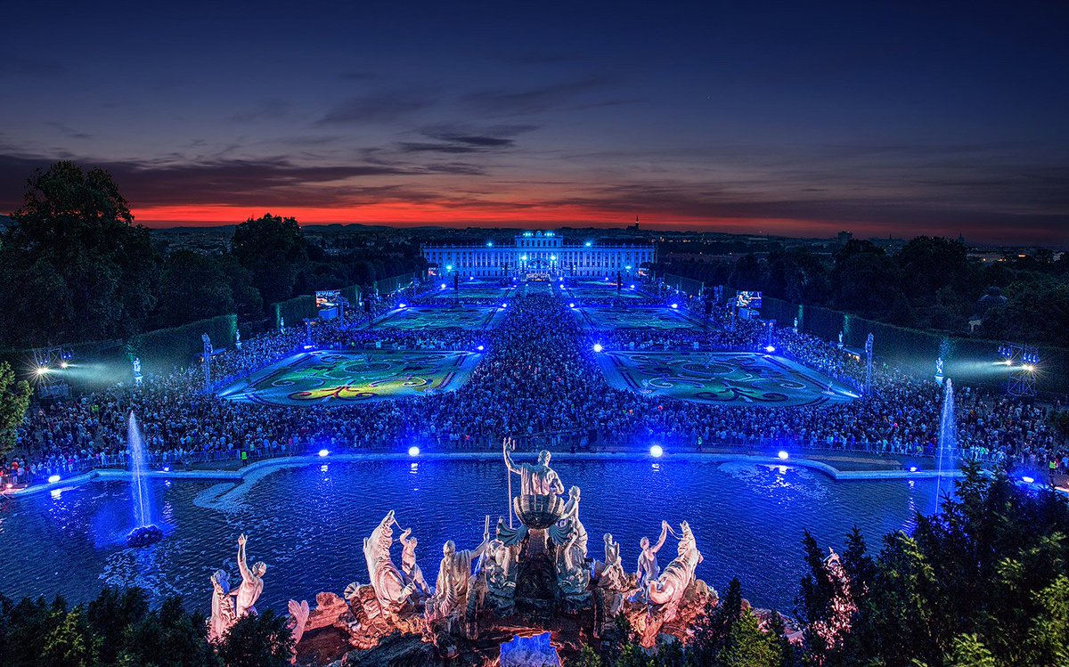 GustavoDudamel's tweet photo. What great fun it was to conduct the Sommernachtskonzert 2019 at the @schonbrunn Palace, for a crowd of 85,000 people! Thank you to the amazing musicians of the @Vienna_Phil , and my dear friend @YujaWang — it was an evening I'll never forget! https://t.co/xShhkrgV5U