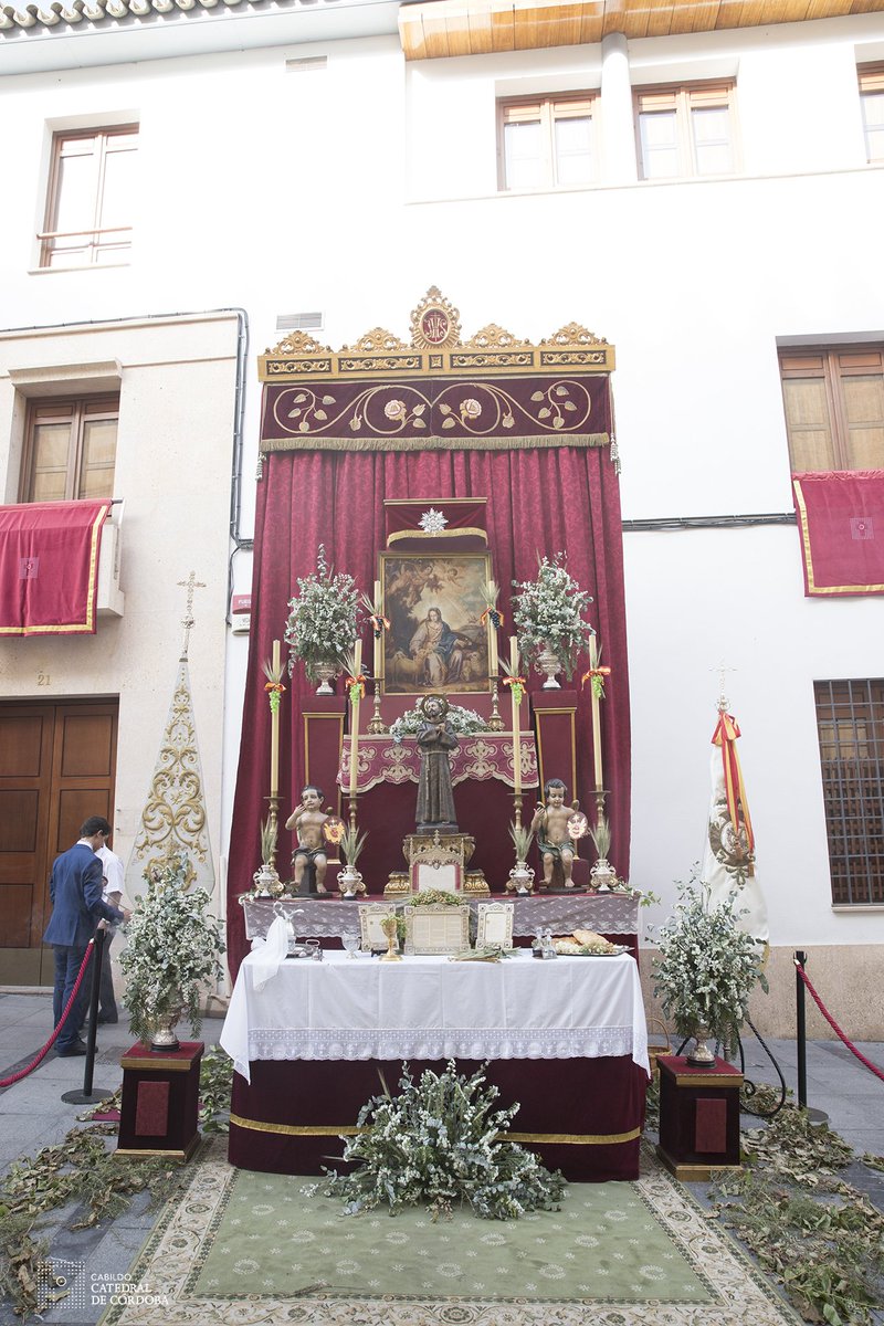 El recorrido de la custodia procesional del #CorpusChristi fue escoltado por diversos altares efímeros. A los montados por hermandades, se sumó aquel otro montado por <a href="/CabildoCordoba/">Comunicación Cabildo Catedral de Córdoba</a> 
Galería fotográfica: cort.as/-K9Pp