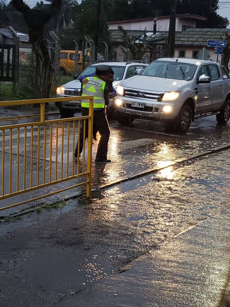 tet_planeta's tweet photo. #DESTACAMOS 😎
#Quillon
Apoderados fotografían a carabinero donde muestran que, producto de la lluvia con la finalidad de que los niños no se mojaran sus pies el Teniente Luis Yevenes  los paso uno a uno, quedando completamente empapado producto del clima.
@CarabRegionVIII https://t.co/OUq0uziStw