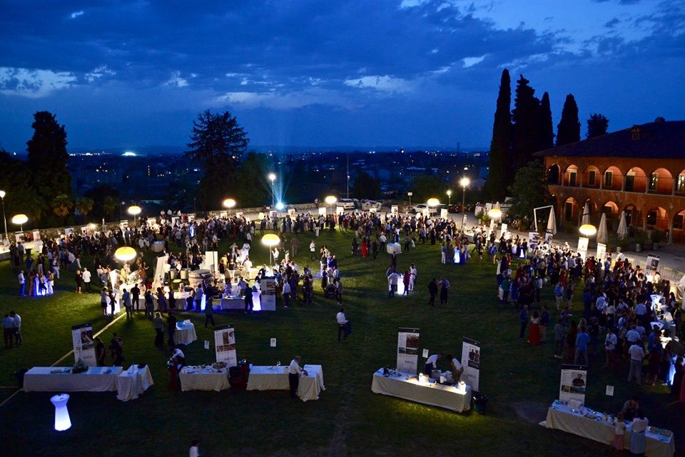 Grande successo di gusto al Castello di #Udine per il primo #dinnershow dell’estate: aspettando il 25^ #FriuliDOC. Sfogliate la gallery dell’evento » bit.ly/31TJDdC #FVGViaDeiSapori