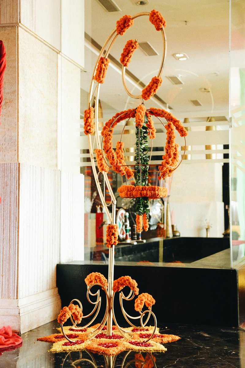 bugs_designbug's tweet image. Is there anything that flowers cannot beautify?  Here is our traditional floral Mehendi setup in the tones of yellow and orange

#weddings #indianweddings #weddingplanning #weddingplanner #preweddingrituals #indianrituals #mehendiceremony #mehendiceremony #mehendidecor