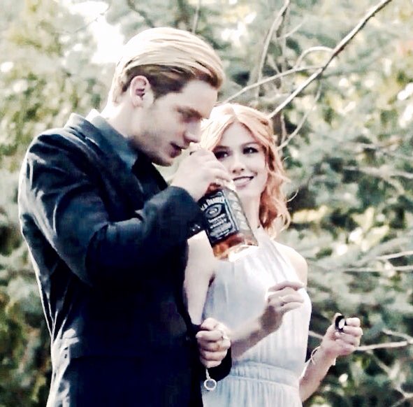 xheavenlyclace's tweet photo. bloopers vs. the actual scene. both Kat and Dom potrayed Clary and Jace so perfectly and I couldn't asked for better ones. they have a amazing chemistry off and on screen 👏🏼 

that's why I vote @Kat_McNamara &amp; @DomSherwood1 for #ChoiceShip at the #TeenChoice

✨ 1 RT = 1 Vote ✨ https://t.co/PHkYzcHuEX