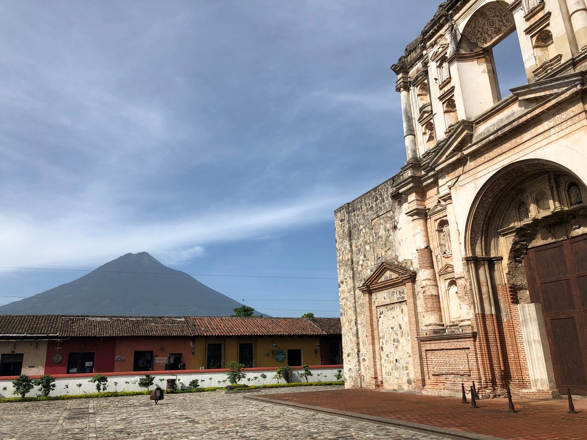 Palabrones's tweet photo. Hoy estamos impartiendo clases de redacción en la magnífica sede de @Aecid_Guatemala con un público profesional muy motivado.

#PMAntigua https://t.co/alExrbxuIo