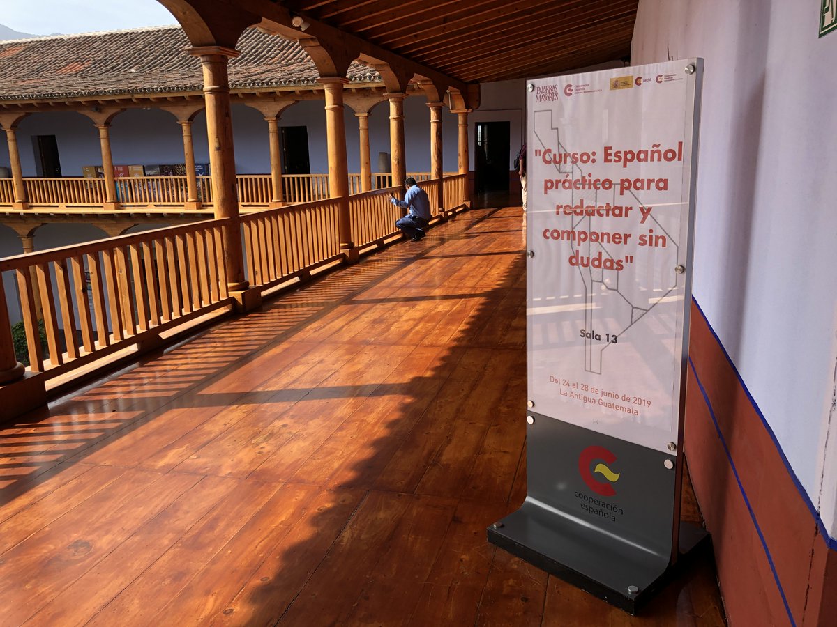 Palabrones's tweet photo. Hoy estamos impartiendo clases de redacción en la magnífica sede de @Aecid_Guatemala con un público profesional muy motivado.

#PMAntigua https://t.co/alExrbxuIo