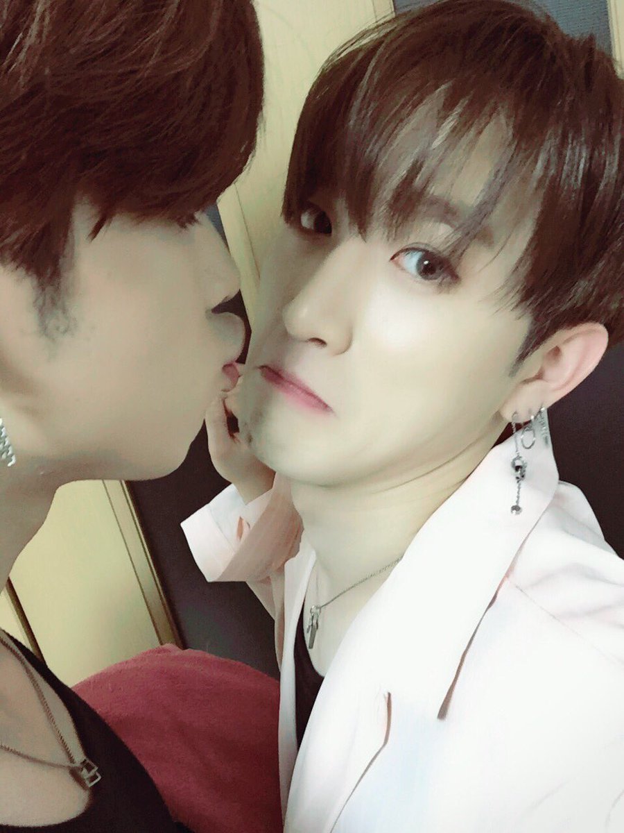 TARGET7_K's tweet photo. #지아이
바운아! 생일축하한다!🎂😍
우리가 같은 날 생일이라는걸 믿고 싶지 않지만 어쩔 수가 없네!😤 운명이라 생각하쟈!😚
그리고 니가 나를 너무 좋아해도 뽀뽀는 금지다!🤭🙅‍♂️
징그럽지만 우리 바운이 형이 많이 사랑한다!😘

#바운이의_잘못된_사랑표현방식
#바운이의_잘못된_사진찍는방식 https://t.co/ee6dRmtQvE