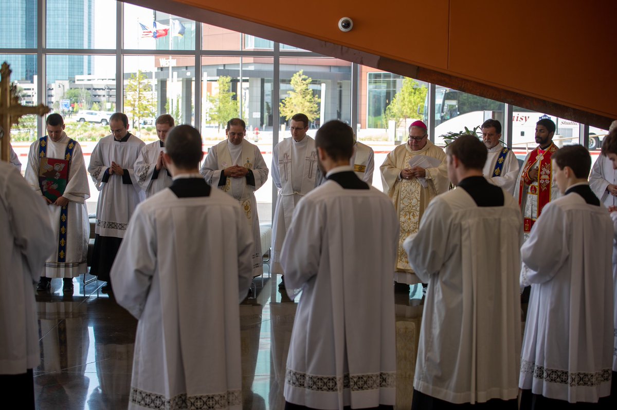 SFAYoungChurch's tweet photo. Thank you @BpOlsonFW and all of the visiting priests for celebrating Mass yesterday at #SteubieLoneStar https://t.co/hbunDuSYwO