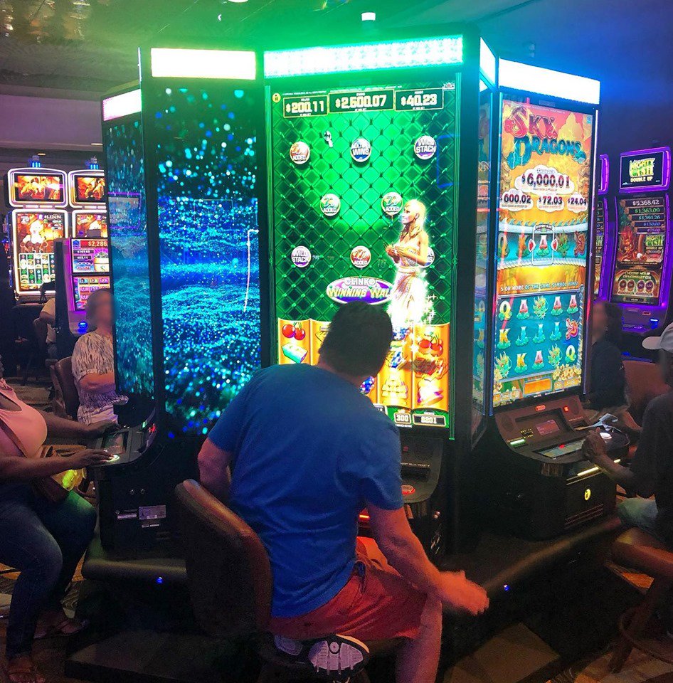 IncredibleGames's tweet photo. Letβs start Monday off with this gorgeous new install at @IsleCasinoPP! This beautiful Pinwheel bank configuration makes for the perfect centerpiece on any floor and gives each player their own unique space to play π°π #itsgames #islepompanopark https://t.co/FyBgkgnCxk