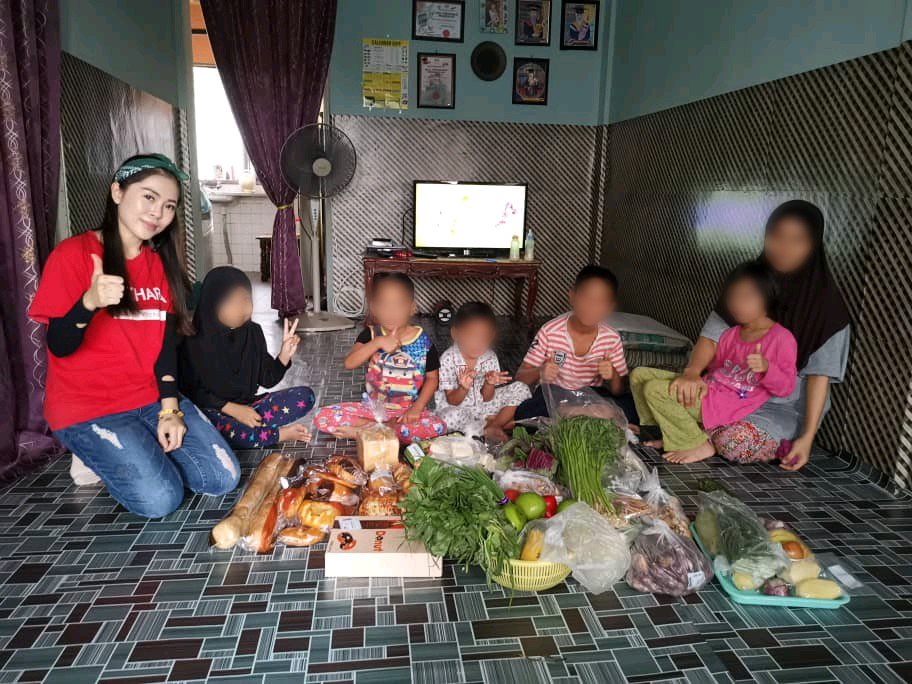 KecharaSoupK's tweet photo. Bringing not just rescued food to our clients but also hope. With the supplies of food, they are able to save up some money for their children's education. This is one of the example on how our surplus food programme benefit the poor. #HumanityChain #humanitarian #kecharafoodbank https://t.co/rJU8WaMGXw