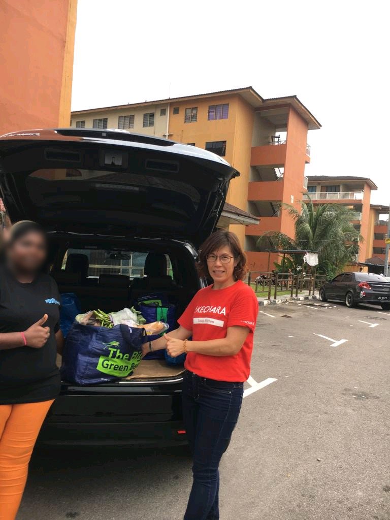 KecharaSoupK's tweet photo. Bringing not just rescued food to our clients but also hope. With the supplies of food, they are able to save up some money for their children's education. This is one of the example on how our surplus food programme benefit the poor. #HumanityChain #humanitarian #kecharafoodbank https://t.co/rJU8WaMGXw