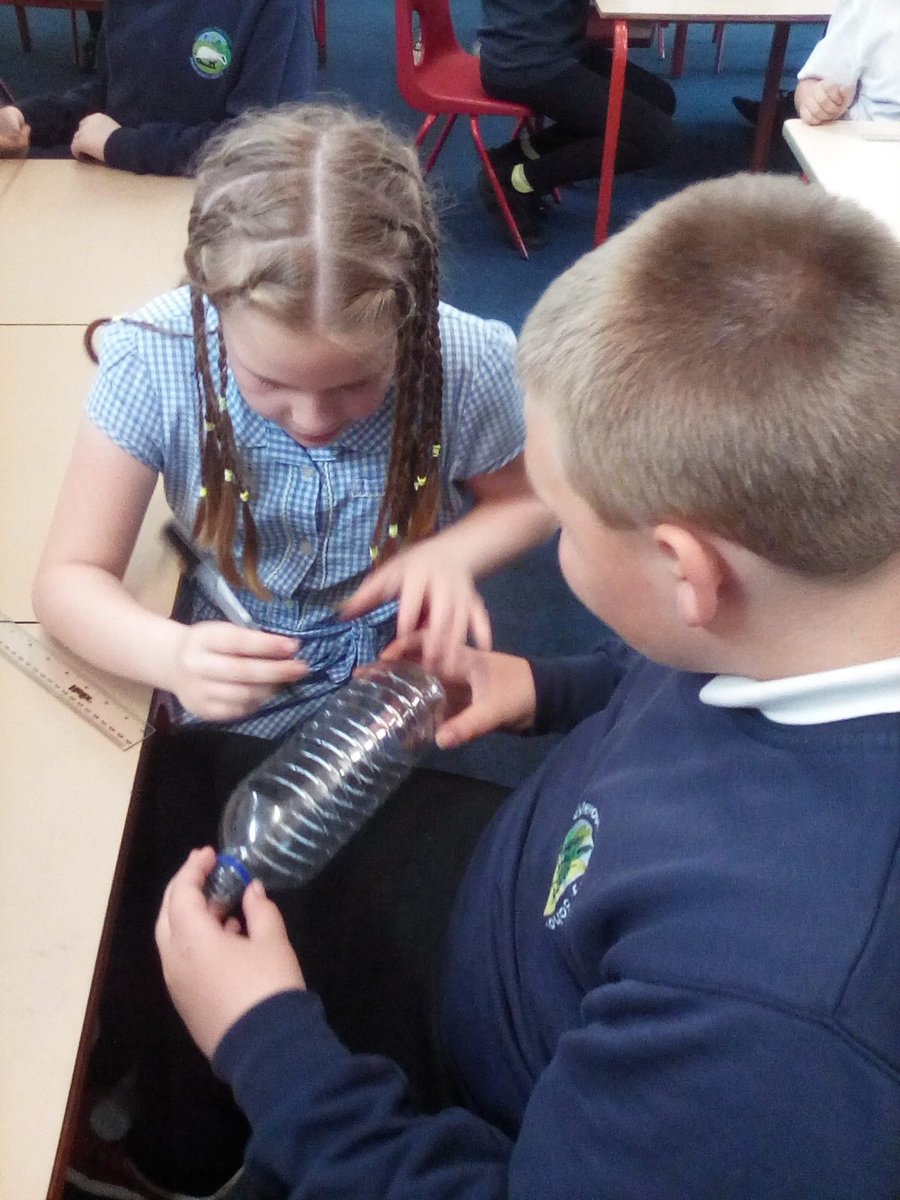 BrocklewoodP's tweet photo. 5H have been busy making windmills from recycled bottles for #BrockFest #Recycling #eco #Brockfest2019 https://t.co/TGw9pXI5X6