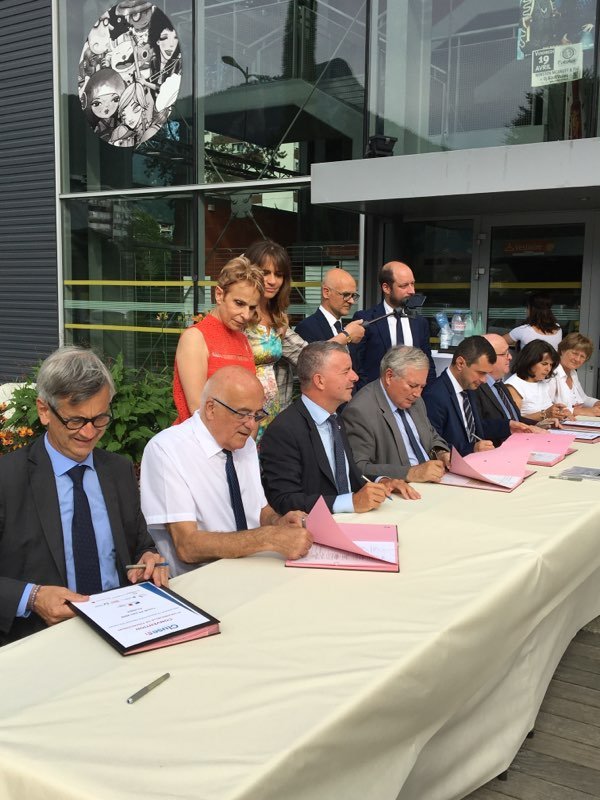 Prefet74's tweet photo. Quartier des Ewues #Cluses: signature convention projet de renouvellement urbain par Pierre Lambert, @Prefet74 & délégué @AnruOfficiel & @ANAH_Officiel, JP Mas, maire & présidents & directeurs de @auvergnerhalpes , @Dep_74 , @2CCAM, #Halpades, @ActionLogement & @caissedesdepots https://t.co/jCYotVrQL0