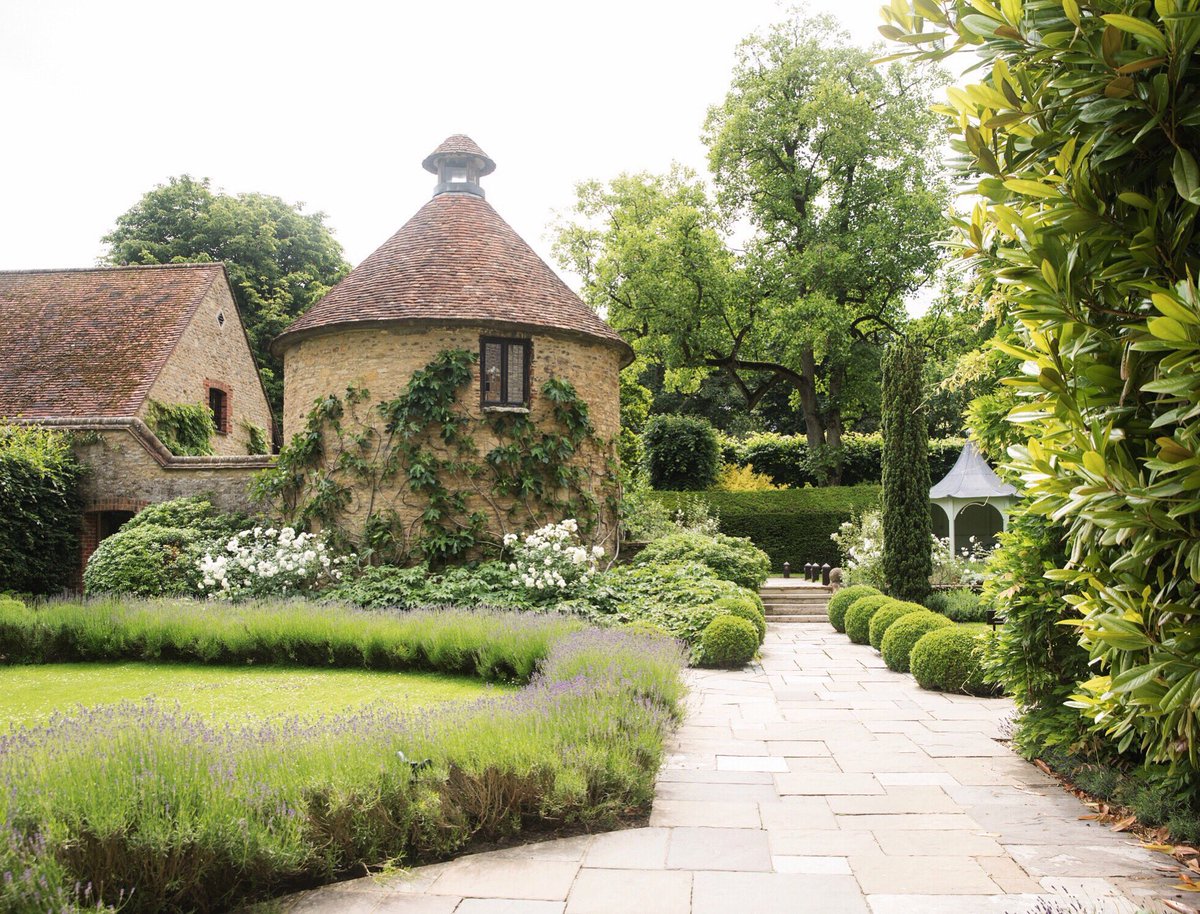 It’s that beautiful time of the year when our lavender path begins to bloom and fills the gardens with wonderful aromas. 
#GardensofBelmond
