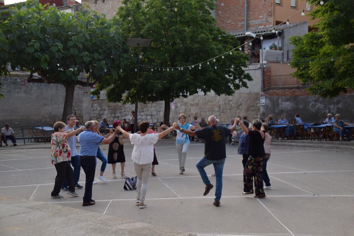 ajunt_arbeca's tweet photo. #Arbeca Volem donar les gràcies a les entitats locals que han fet possible aquesta #RevetllaSantJoan Agrupació Sardanista @ccarbeca @grallersrevolta Atletes JA Gegants i Capgrossos Diables Cornuts i Calents i també a la gent de la Comissió de Festes. A tothom Moltes Gràcies ‼️ https://t.co/oACG1tJyCP