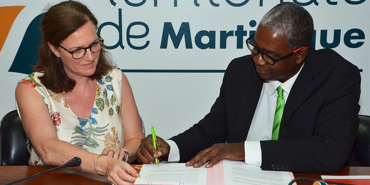 VilogiaGroupe's tweet photo. Vilogia est fier de renouveler pour les 3 prochaines années son partenariat avec la Société martiniquaise d’HLM et l’appui de la @CTM_Martinique. Cette convention offrira aux étudiants martiniquais la garantie d’un logement à leur arrivée dans l’hexagone, ✈️loin de chez eux. https://t.co/xDhOTkCB8Q