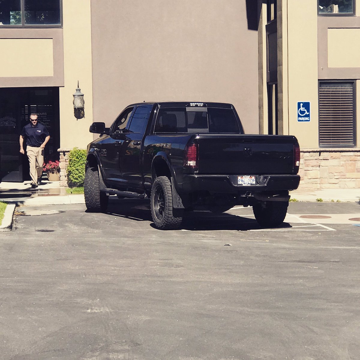 NICEYOURparking's tweet photo. Not fast enough bruh!!π€·πΎββοΈπ€£ #gotem #niceyourparking #busted #cmonman #parkingproblems #gottabefaster https://t.co/cNP8KwYns3