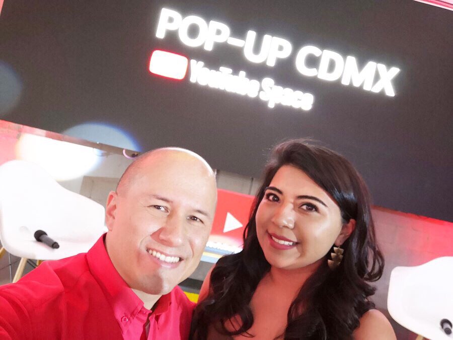 marisolmaol's tweet photo. En el evento #YouTubePopUp de este año estuvo @julioprofenet, quien es una persona increíble que gusta de compartir conocimiento y su experiencia con sus compañeros #EduTubers👷♀️👷♂️❤️✨
Muchas gracias por ser tan buena persona. Es un modelo a seguir para nosotros definitivamente. https://t.co/dkrZzVM3Lu