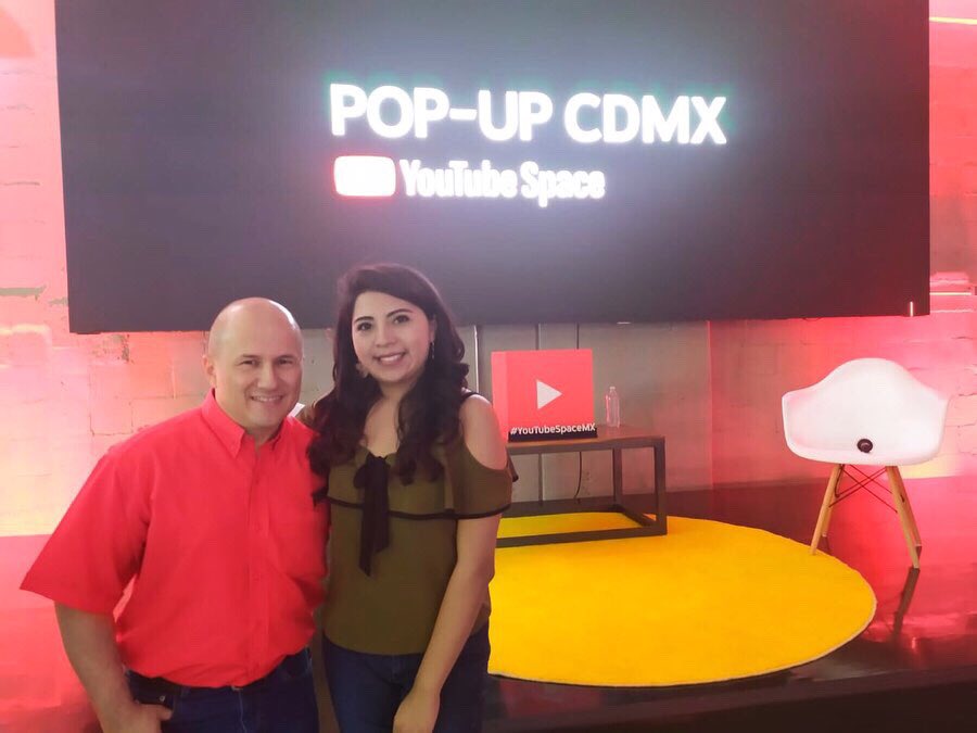 marisolmaol's tweet photo. En el evento #YouTubePopUp de este año estuvo @julioprofenet, quien es una persona increíble que gusta de compartir conocimiento y su experiencia con sus compañeros #EduTubers👷♀️👷♂️❤️✨
Muchas gracias por ser tan buena persona. Es un modelo a seguir para nosotros definitivamente. https://t.co/dkrZzVM3Lu