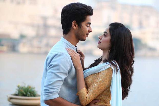 Dhadak.Drame familial/romantique/ tw crime d& #39;honneur. Madhu, venant une classe moyenne tombe amoureux de Parthavi, d& #39;une caste supérieure. Pour eux, l& #39;amour est plus fort que que les castes. Mais pas pour le père de Parthavi.